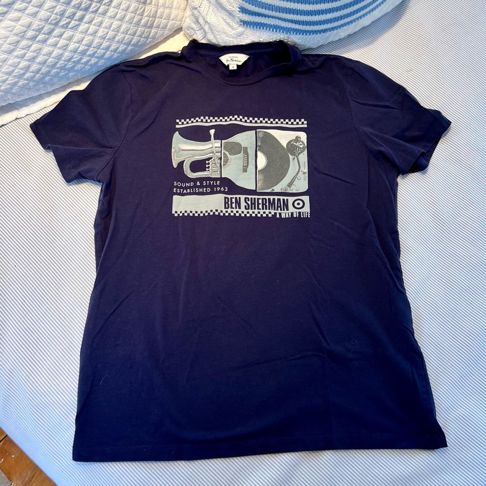 BEN SHERMAN Men’s Medium short sleeve Tee, Navy, Super cute!💙☀️